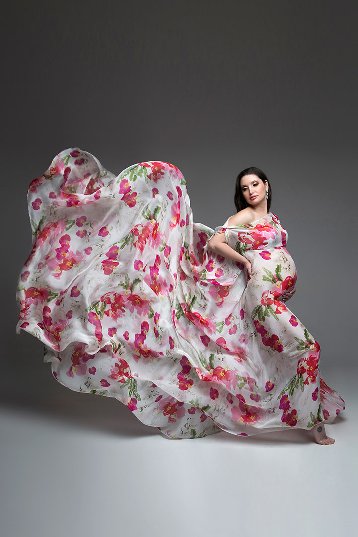 Ensaio gestante com tecido de seda