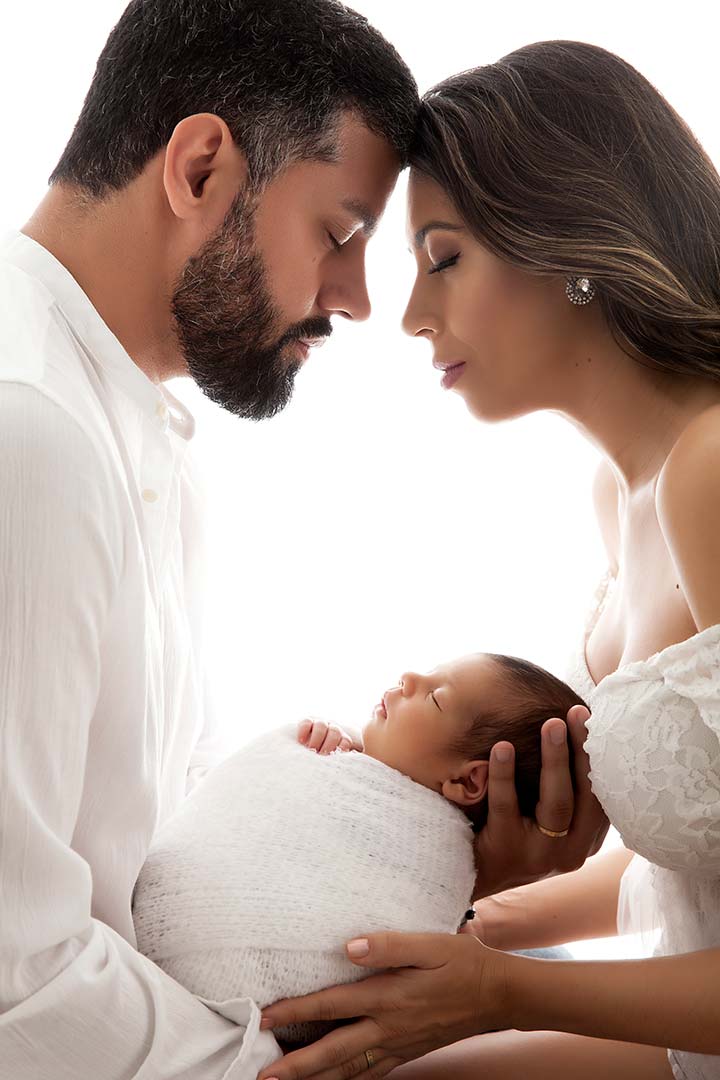 ensaio newborn em estudio com pais